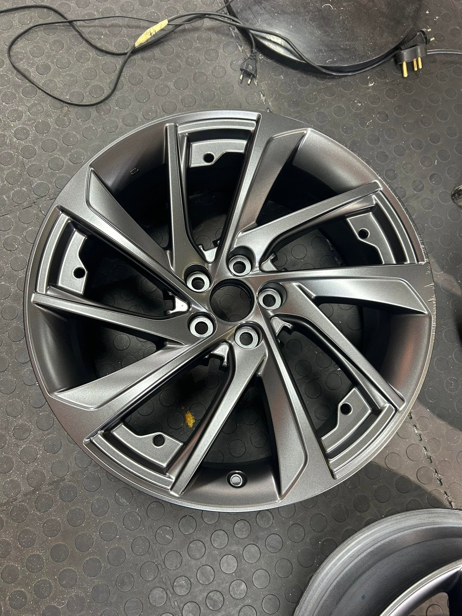 Refurbished painted and diamond-cut wheel